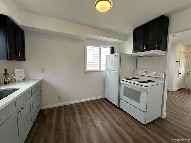 1615 E Greig Avenue, Madison Heights, MI 48071