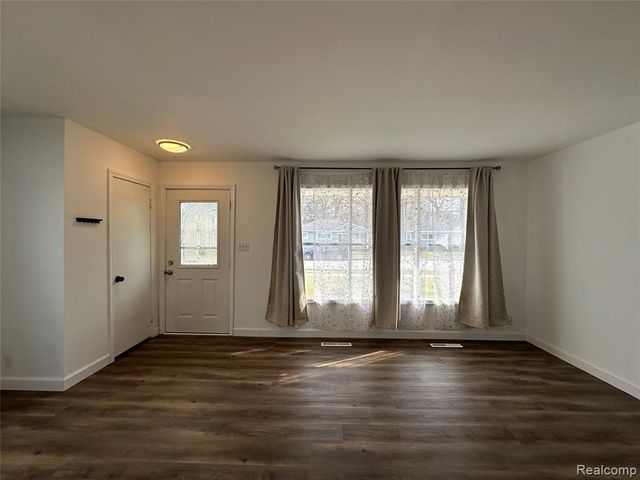 1615 E Greig Avenue, Madison Heights, MI 48071