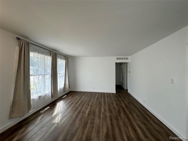 1615 E Greig Avenue, Madison Heights, MI 48071