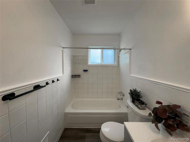 1615 E Greig Avenue, Madison Heights, MI 48071