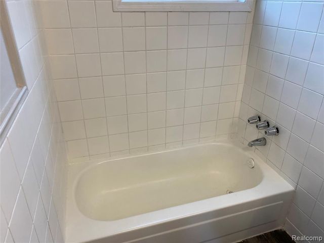 1615 E Greig Avenue, Madison Heights, MI 48071