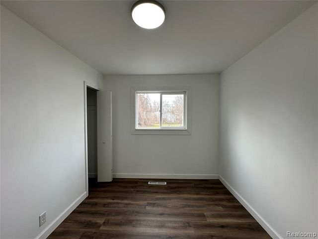 1615 E Greig Avenue, Madison Heights, MI 48071