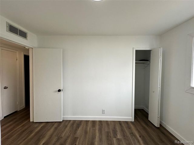 1615 E Greig Avenue, Madison Heights, MI 48071
