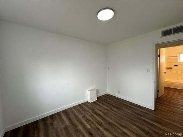 1615 E Greig Avenue, Madison Heights, MI 48071