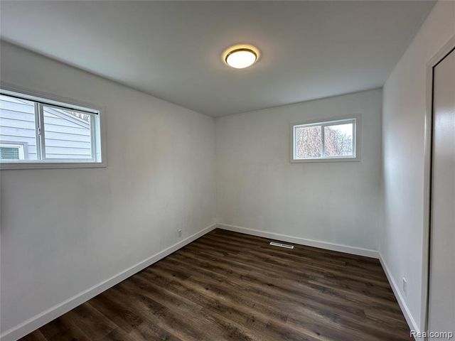1615 E Greig Avenue, Madison Heights, MI 48071