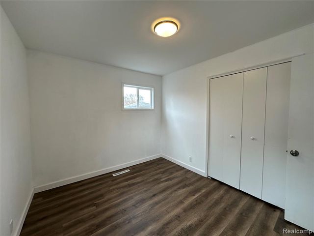 1615 E Greig Avenue, Madison Heights, MI 48071
