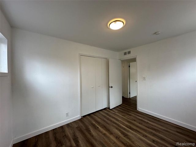 1615 E Greig Avenue, Madison Heights, MI 48071