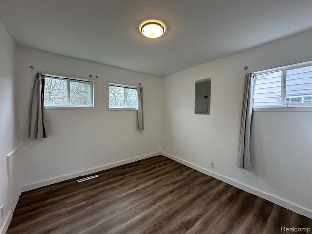1615 E Greig Avenue, Madison Heights, MI 48071