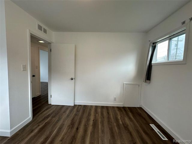 1615 E Greig Avenue, Madison Heights, MI 48071