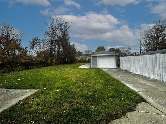 1615 E Greig Avenue, Madison Heights, MI 48071