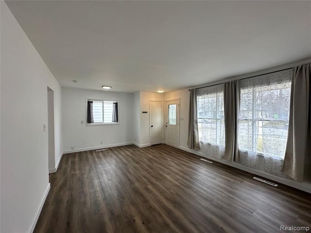 1615 E Greig Avenue, Madison Heights, MI 48071