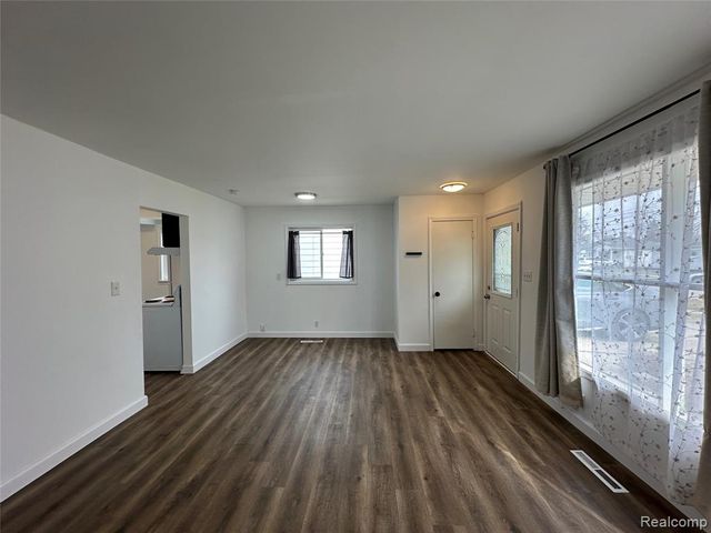 1615 E Greig Avenue, Madison Heights, MI 48071