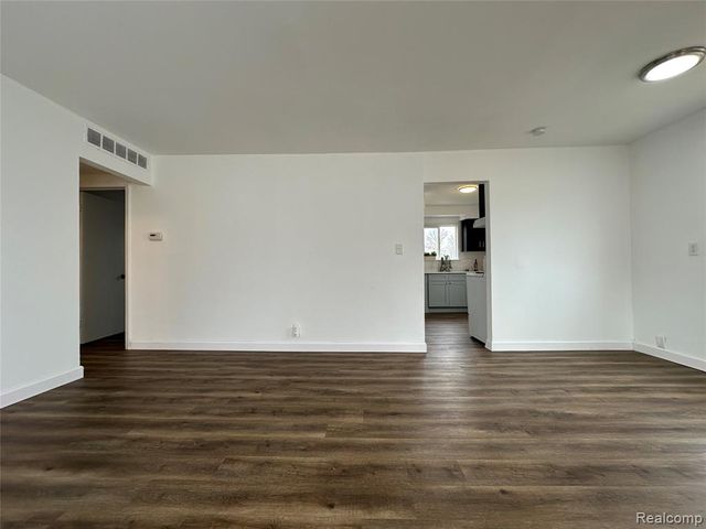 1615 E Greig Avenue, Madison Heights, MI 48071