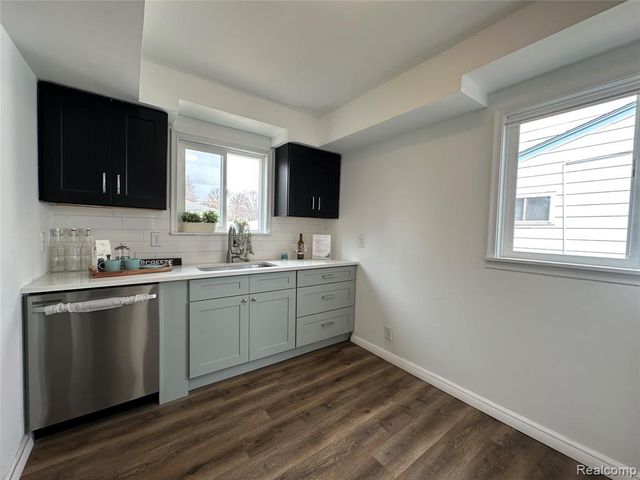1615 E Greig Avenue, Madison Heights, MI 48071