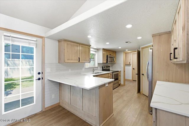697 W Honeysuckle AVE, Hayden, ID 83835