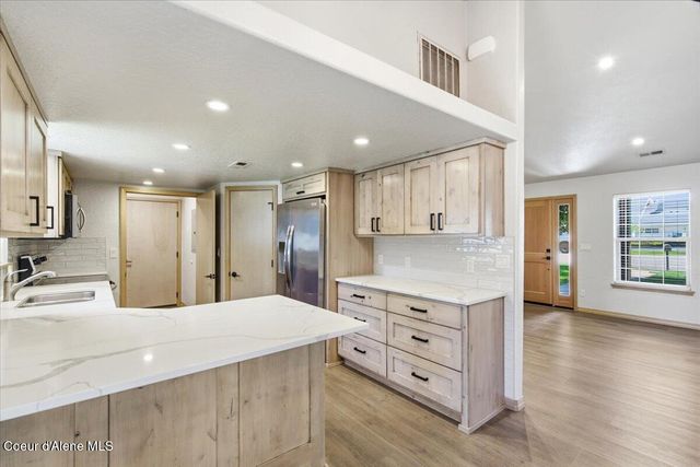 697 W Honeysuckle AVE, Hayden, ID 83835