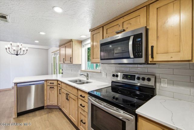 697 W Honeysuckle AVE, Hayden, ID 83835