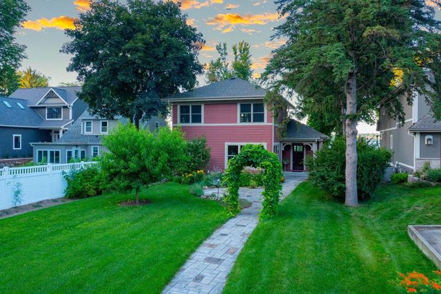 W352N6080 Bauers LANE, Oconomowoc, WI 53066