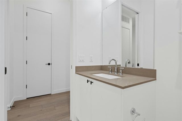 800 Embassy Dr 130, Austin, TX 78702