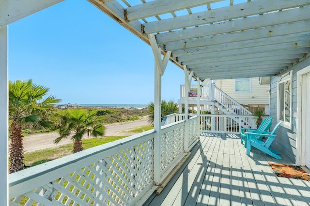 203 Carlton Avenue, Surfside Beach, TX 77541