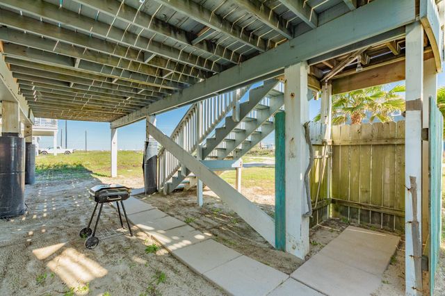 203 Carlton Avenue, Surfside Beach, TX 77541