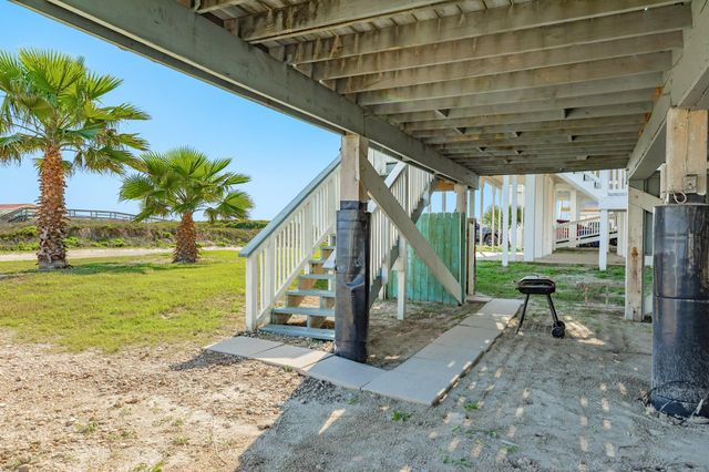 203 Carlton Avenue, Surfside Beach, TX 77541