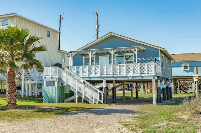 203 Carlton Avenue, Surfside Beach, TX 77541