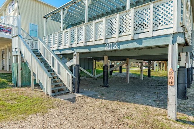 203 Carlton Avenue, Surfside Beach, TX 77541