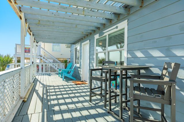 203 Carlton Avenue, Surfside Beach, TX 77541