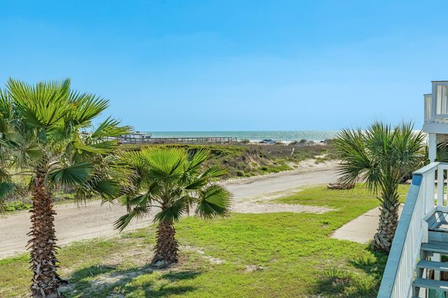 203 Carlton Avenue, Surfside Beach, TX 77541