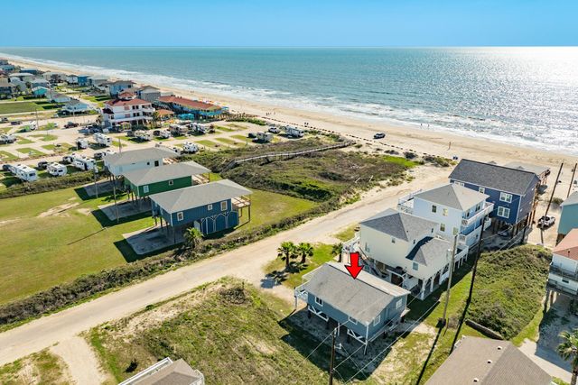 203 Carlton Avenue, Surfside Beach, TX 77541