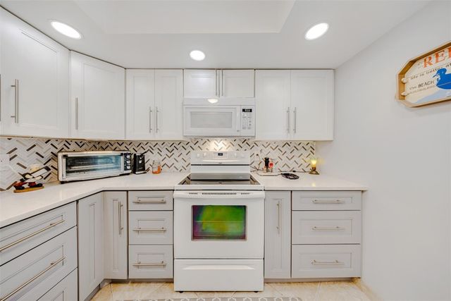 3980 Oaks Clubhouse Drive 210, Pompano Beach, FL 33069