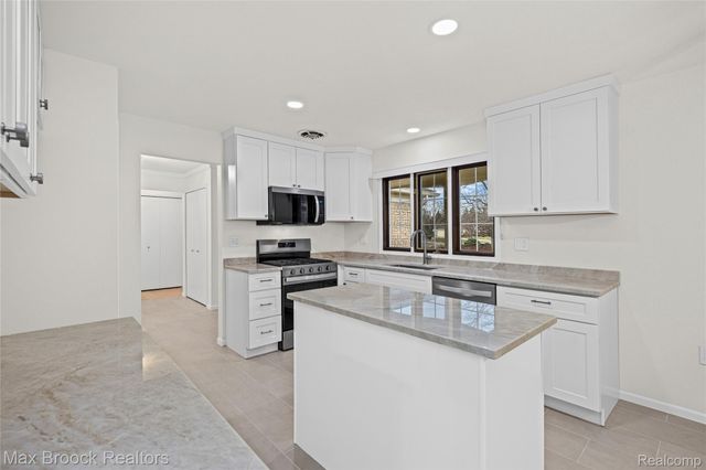 28977 Lake Park Dr. Drive, Farmington Hills, MI 48331