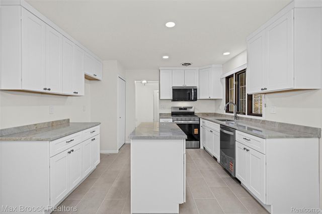 28977 Lake Park Dr. Drive, Farmington Hills, MI 48331