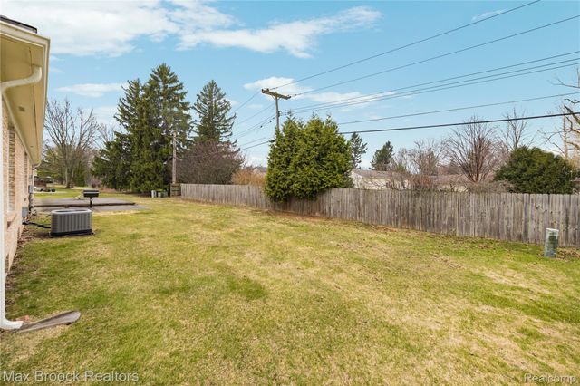 28977 Lake Park Dr. Drive, Farmington Hills, MI 48331