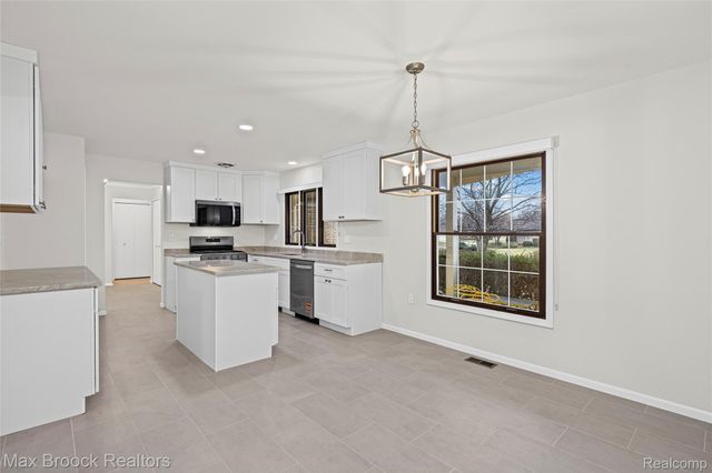 28977 Lake Park Dr. Drive, Farmington Hills, MI 48331