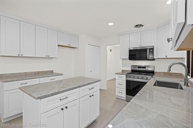 28977 Lake Park Dr. Drive, Farmington Hills, MI 48331