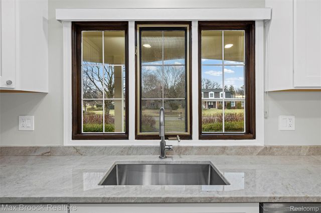 28977 Lake Park Dr. Drive, Farmington Hills, MI 48331