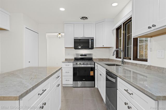 28977 Lake Park Dr. Drive, Farmington Hills, MI 48331