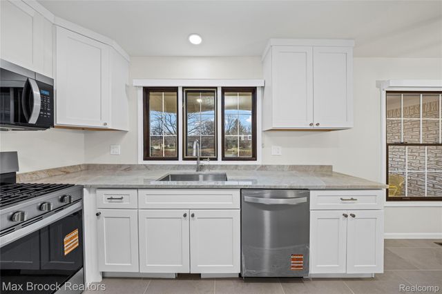 28977 Lake Park Dr. Drive, Farmington Hills, MI 48331