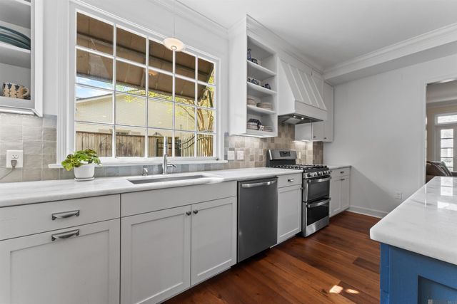 1925 Country Club Dr, Baton Rouge, LA 70808