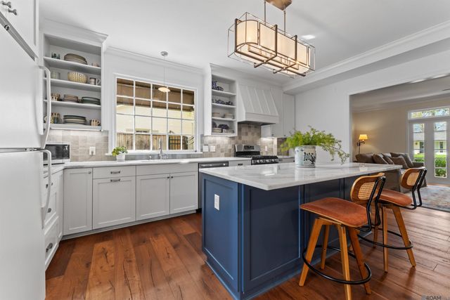 1925 Country Club Dr, Baton Rouge, LA 70808