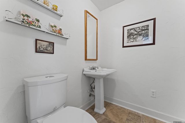 1925 Country Club Dr, Baton Rouge, LA 70808