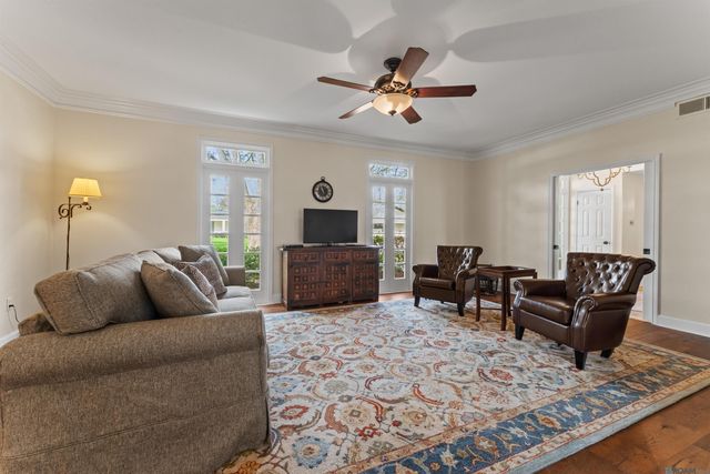 1925 Country Club Dr, Baton Rouge, LA 70808