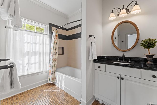 1925 Country Club Dr, Baton Rouge, LA 70808