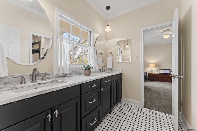 1925 Country Club Dr, Baton Rouge, LA 70808