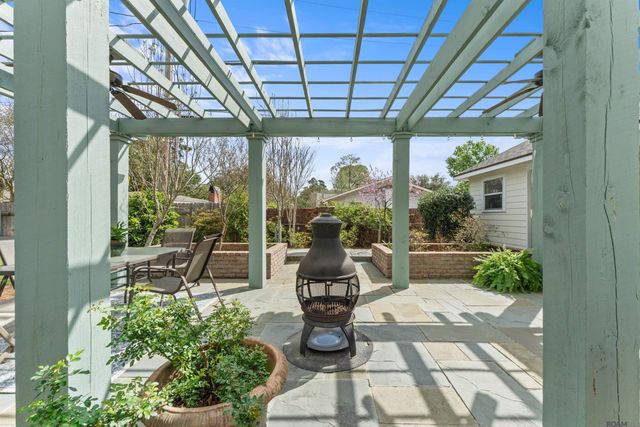 1925 Country Club Dr, Baton Rouge, LA 70808