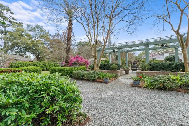 1925 Country Club Dr, Baton Rouge, LA 70808