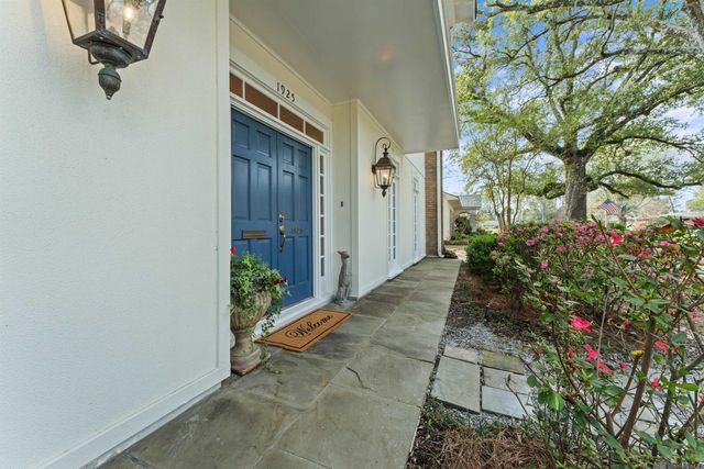 1925 Country Club Dr, Baton Rouge, LA 70808