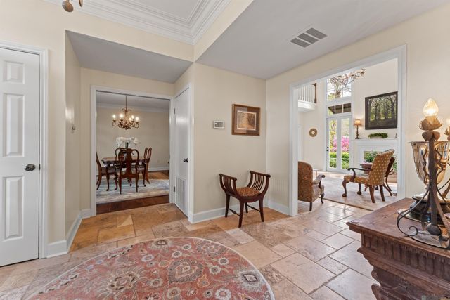 1925 Country Club Dr, Baton Rouge, LA 70808